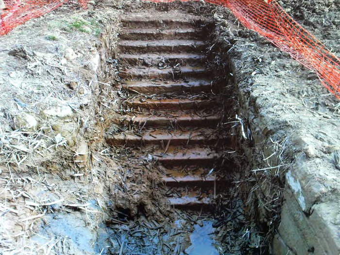 ESCALERAS DE ACCESO AL POZO